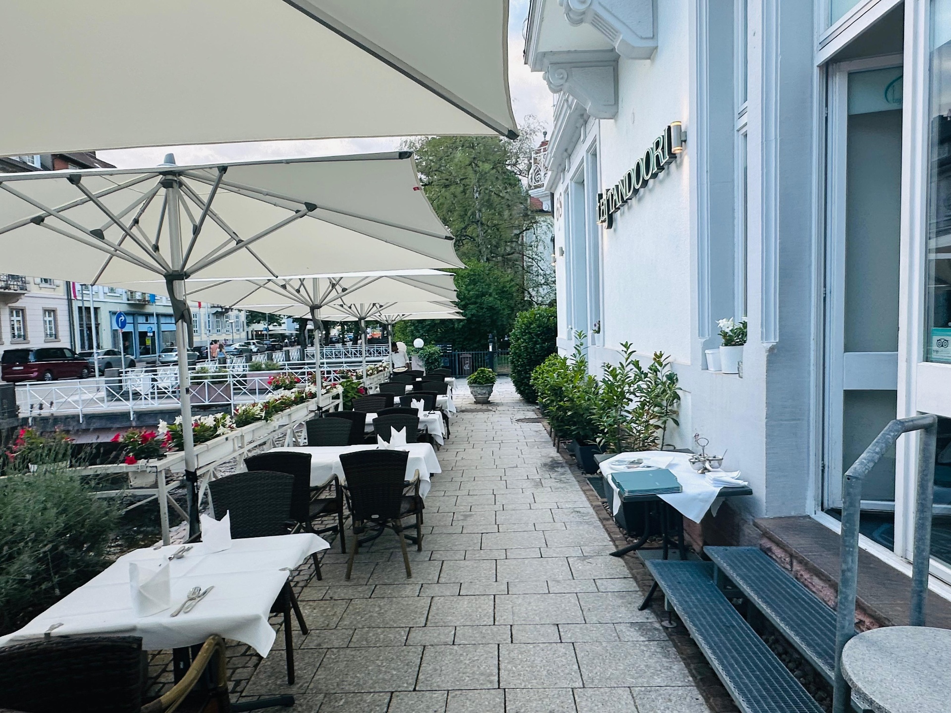 Taj Tandoori Restaurant Außenansicht in Baden-Baden mit Terrasse am Wasser